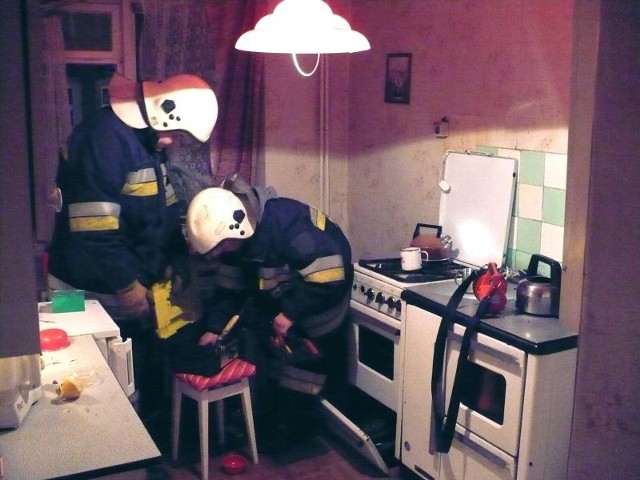 Mieszkanie pani Łucji zabezpieczali po wybuchu miejscowi strażacy