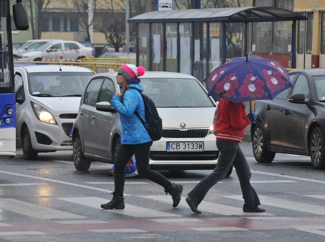 Piesi na zebrach są bezpieczni tylko wtedy gdy kierowcy - jak ci na zdjęciu - zachowają szczególną ostrożność.