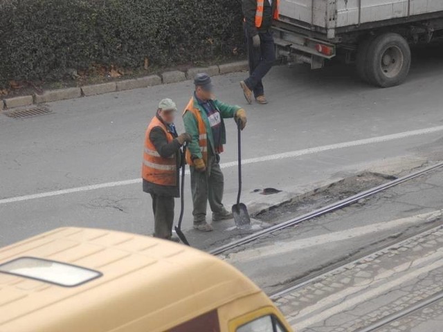 Dziury w drogach to zmora polskich kierowców. Jak starać się o odszkodowanie w przypadku, gdy uszkodzimy auto?