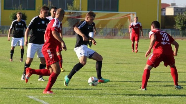 W 2016 roku derby Pilica - Promna zakończyły się sensacyjnym wynikiem 0:0. Z piłką  Damian  Stanisławski