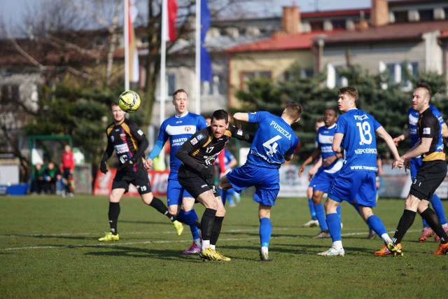 Piłkarze Puszczy (niebieskie stroje) w minioną sobotę pokonali 3:0 Polonię Bytom