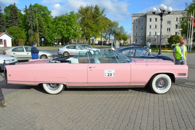 Różowy cadillac eldorado z 1966 roku, należy do Włodzimierza Sadowskiego z Automobilklubu Lubelskiego. Auto jest tak niezwykłe, że gromadziło się przy nim najwięcej widzów.