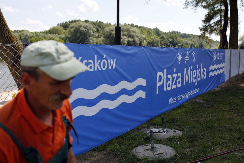 Na terenie klubu trwają ostatnie prace przed otwarciem plaży