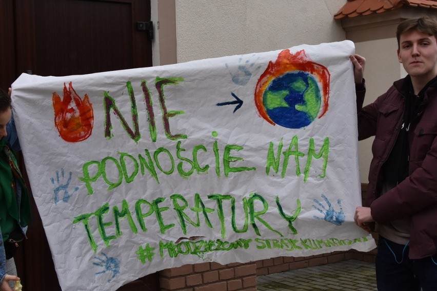 Uczniowie z Grodkowa protestowali przeciw zmianom klimatycznym