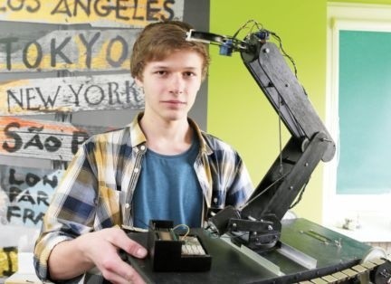 Ten robot wielozadaniowy, skonstruowany przez białostockiego gimnazjalistę Piotra Wasilewskiego, wszedł do finału Konkursu Naukowego E(x)plory. Walczył głównie ze studentami.