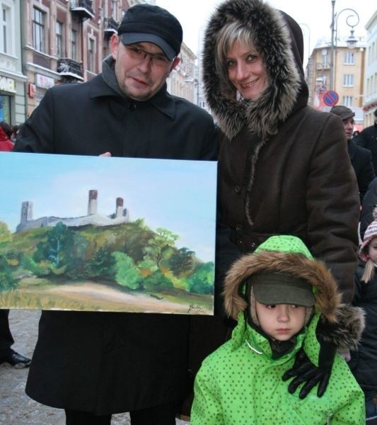 Marcin Pawlak za 200 złotych nabył podczas aukcji obraz przedstawiający Chęciny. Na zdjęciu wraz z żoną Urszulą i synkiem Maciejem.
