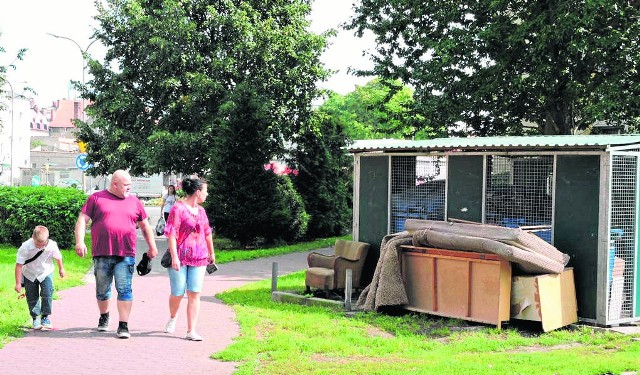 Przechodzący przez osiedle, które sąsiaduje z ul. Konstytucji 3-go Maja, zawsze oglądają stertę starych gratów porzuconych przy śmietniku. Gabaryty są tu wystawiane przez cały miesiąc