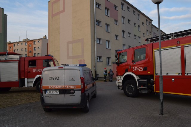 Chwile grozy przeżyli lokatorzy mieszkania w bloku w Szczecinku, w którym wybuchła kuchenka gazowa. Eksplozja postawiła w środowy poranek na nogi mieszkańców bloku przy ulicy Polnej na szczecineckim osiedlu Zachód. W trakcie gotowania posiłku na kuchence gazowej doszło do wybuchu gazu. Najprawdopodobniej w wyniku nieszczelności w pomieszczeniu zgromadziła się większa ilość błękitnego paliwa. I w pewnym momencie ono wybuchło. Siła wybuchu poważnie uszkodziła kuchenkę, a gotująca się strawa wraz z garnkami dosłownie znalazła się na suficie, ścianach i meblach. Szczęśliwe w chwili eksplozji nikogo nie było w kuchni, inaczej mógłby odnieść obrażenia. Na miejsce wezwano strażaków i pogotowie gazowe. Gazownicy odłączyli w całej klatce zasilanie gazowe. Zobacz także Pożar w Bugnie