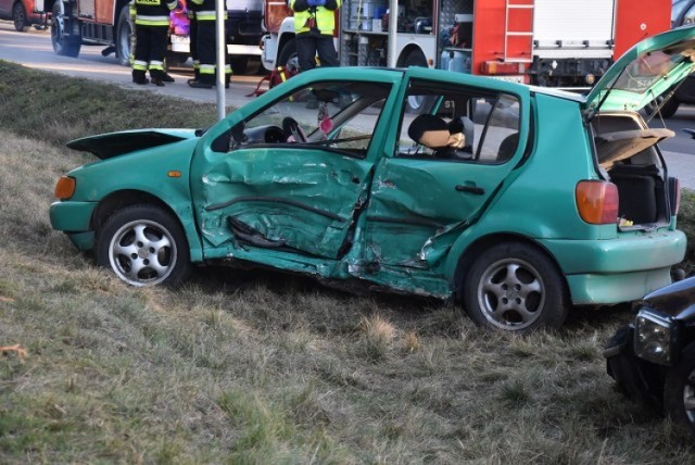 W miejscowości Strzyżewo Witkowskie w piątek na trasie Witkowo - Powidz zderzyły się dwa samochody osobowe. Samochodami podróżowały w sumie trzy osoby, w tym jedno dziecko. Ranni zostali odwiezieni do szpitala. Do zderzenia doszło prawdopodobnie podczas wykonywania manewru wyprzedzania.Zobacz więcej zdjęć ---->