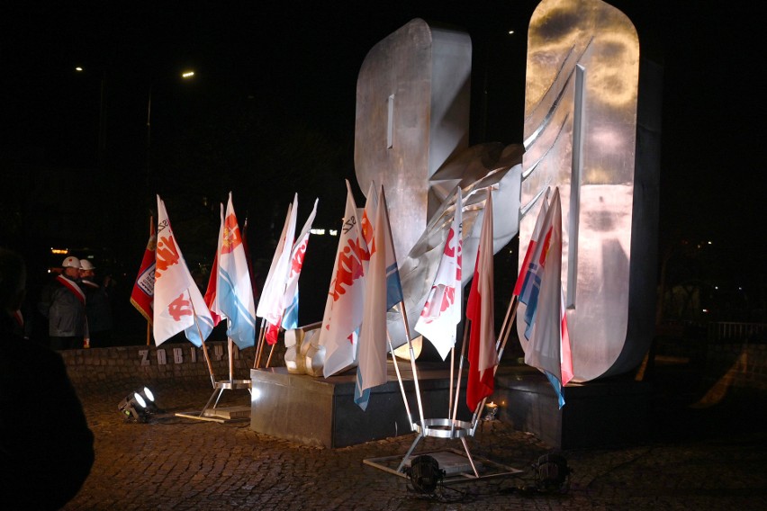 Obchody 51. rocznicy Grudnia '70 w Gdyni. Mieszkańcy w zadumie oddali hołd ofiarom