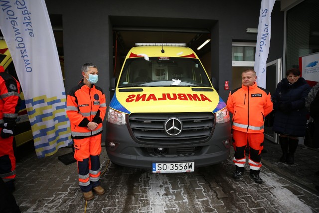 RPR w Sosnowcu otrzymało trzy nowe ambulanse. Ich przekazanie miało miejsce na terenie stacji pogotowia ratunkowego w Będzinie.Zobacz kolejne zdjęcia/plansze. Przesuwaj zdjęcia w prawo - naciśnij strzałkę lub przycisk NASTĘPNE