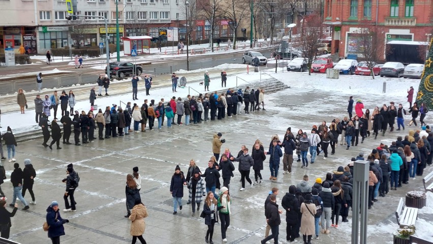 Maturzyści zatańczyli poloneza na rynku. Zobacz kolejne...