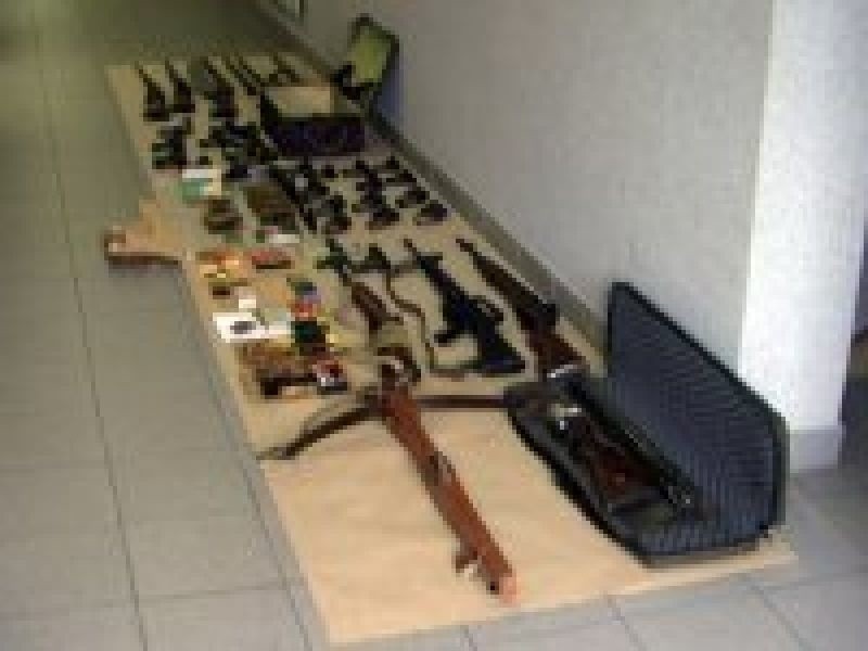 Zatrzymano cztery osoby podejrzane o handel bronią