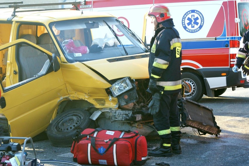 Wypadek w Tadzinie. Po zderzeniu osobówki z busem 2 osoby trafiły do szpitala [ZDJĘCIA]