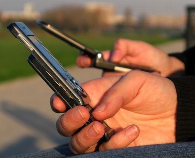 Mobilny Internet w komórce zyskuje nowych użytkowników, którzy na ekranach telefonów coraz częściej przeglądają newsy, pocztę e-mail czy dokonują bankowych przelewów. (fot. sxc)