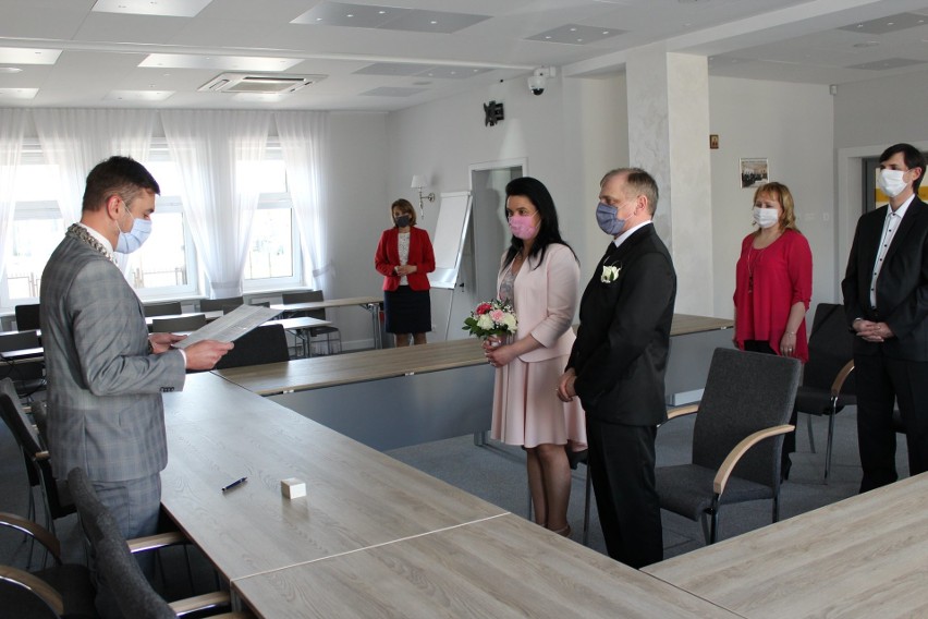 Ślub w maseczkach ochronnych w Wasilkowie. Ceremonię...