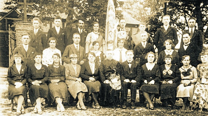 Rok 1933. Pamiątkowe zdjęcie członków sianowskiego chóru...