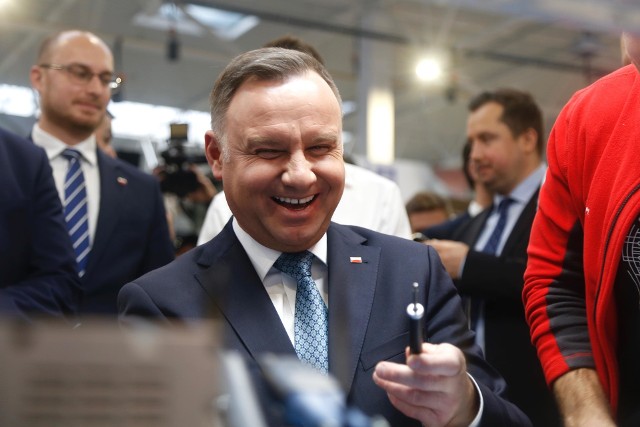 Prezydent Rzeczypospolitej Polskiej Andrzej Duda odwiedził 16 stycznia Hutę Stalowa Wola S.A., należącą do Polskiej Grupy Zbrojeniowej.- Jesteście dzisiaj Państwo jednym z najważniejszych podmiotów dostarczających nowoczesne ciężkie wyposażenie bojowe dla polskiego wojska. Ogromnie się cieszę, że program modernizacji polskiej armii, o którym tyle razy mówiliśmy i który napotykał na tyle różnych przeszkód, wreszcie jest realizowany i jest realizowany także, czy może przede wszystkim, właśnie tutaj w Stalowej Woli z tak wielkim powodzeniem - powiedział Andrzej Duda w hali montażowej.Stamtąd prezydent Duda pojechał do nowej hali Agencji Rozwoju Przemysłu, gdzie uroczyście otworzył Polską Wystawę Gospodarczą. Swoje produkty zaprezentował tam blisko 100 firm z całej Polski.