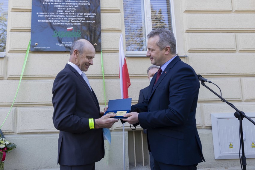 W środę, 12 maja, na gmachu Banku Spółdzielczego w...