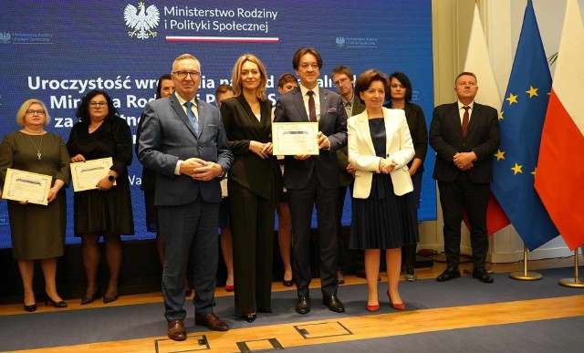 Przedstawiciele Gminy Kozienice odebrali specjalną nagrodę za działalność w obszarze pomocy społecznej. W środku Dorota Stępień i Piotr Kozłowski. Więcej zobacz na kolejnych slajdach >>>