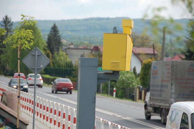 Fotoradar w Tarnowcu  - przy drodze na Tuchów - obsługuje straż gminna. Urządzenie, jak cztery inne maszty z żółtymi "głowami" pod Tarnowem, pracuje 24 godziny na dobę. Wyłapuje głównie kierowców przyjezdnych. Miejscowi wiedzą, że trzeba zwalniać