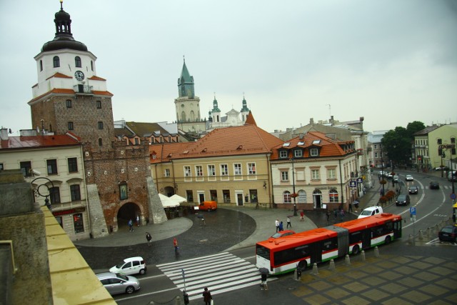 Obecny widok na pl. Łokietka i Bramę Krakowską. Na archiwalnej fotografii, którą dołączyliśmy do dzisiejszego, papierowego wydania Kuriera Lubelskiego, głównym akcentem jest rondo.