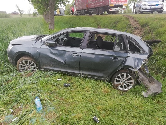 We wtorek, w południe w powiecie tureckim doszło do wypadku z udziałem dwóch samochodów osobowych. Jeden z pojazdów dachował. Dwie osoby ranne trafiły do szpitala. Zobacz więcej zdjęć ----->