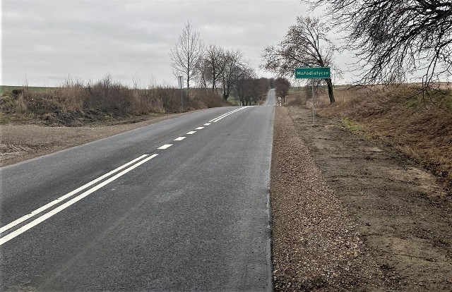 Teraz ważna droga powiatowa łącząca m.in. Hrubieszów ze Skierbieszowem stała się na tym odcinku znacznie bezpieczniejsza. Bo wertepy znikły