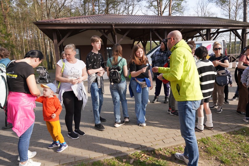 Akcja sprzątania przy jeziorze Lednik w Miastku.