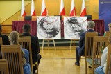 "Sowieci do domu". NBP wydało srebrne monety na 30-lecie wyjazdu Rosjan z Polski. Wojewoda uhonorował nimi przedstawicieli opolskich służb