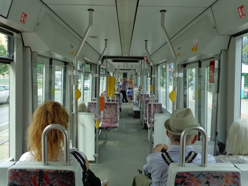 Pasażerom w 25-letnim tramwaju z Bochum doskwiera latem brak...
