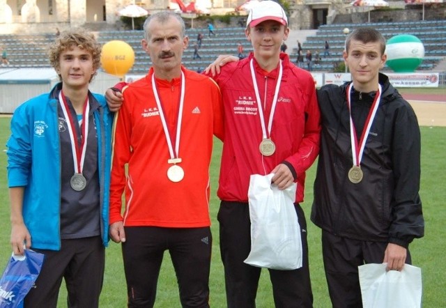 Mateusz Borkowski (drugi z prawej) zdobył w Słubicach złoty medal w biegu na 2000 metrów. Obok jego trener Sylwester Dudek.