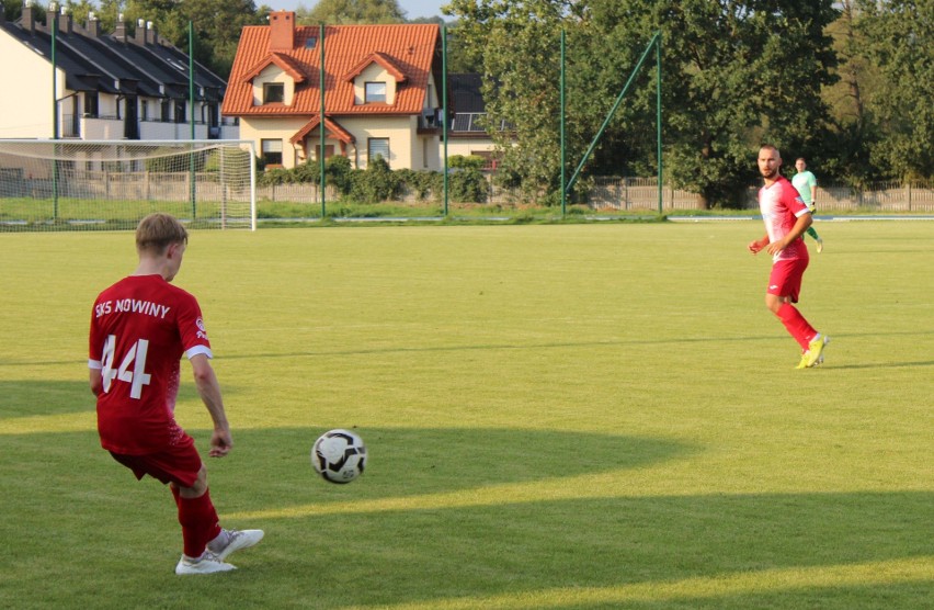 GKS Zio-Max Nowiny wysoko pokonał Stal Kunów. Bohaterem meczu został Mateusz Kawecki, zdobywca trzech goli. Zobacz zdjęcia i wideo