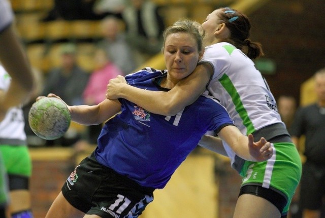 Anna Pniewska (z piłką) potrafi w wielkim stylu przedrzeć się nawet przez najszczelniejszą obronę. 