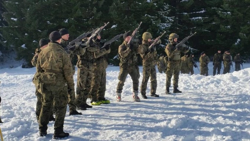 Żołnierze na nartach. Ćwiczenia podchorążych WSOWL w górach (ZDJĘCIA)