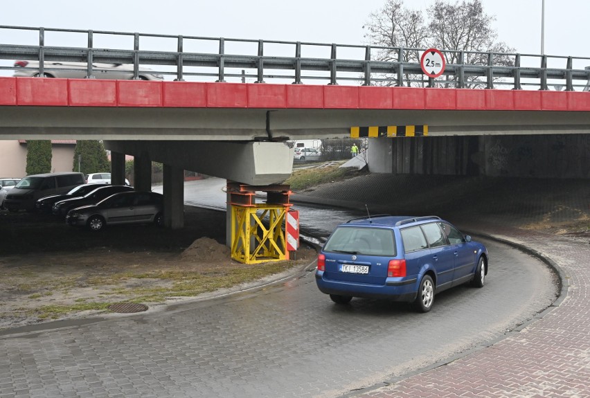 Niebezpieczne pęknięcie na ruchliwym wiadukcie w Zagrodach, w gminie Sitkówka-Nowiny! Kierowcy alarmują, że konstrucja może się zawalić