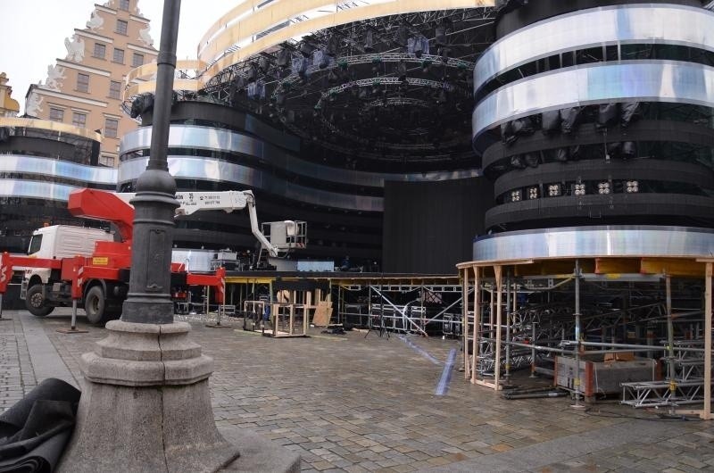 Sprzątali po sylwestrowej zabawie. Rynek czysty. Śmieci zalegały wokół (ZDJĘCIA)