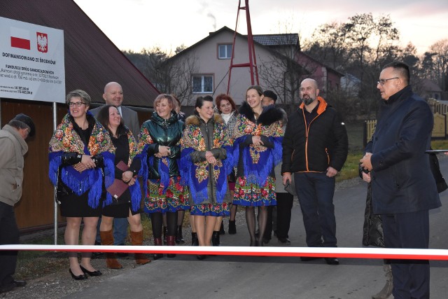 Otwarcie wyremontowanej drogi w Radwanie w gminie Iwaniska.