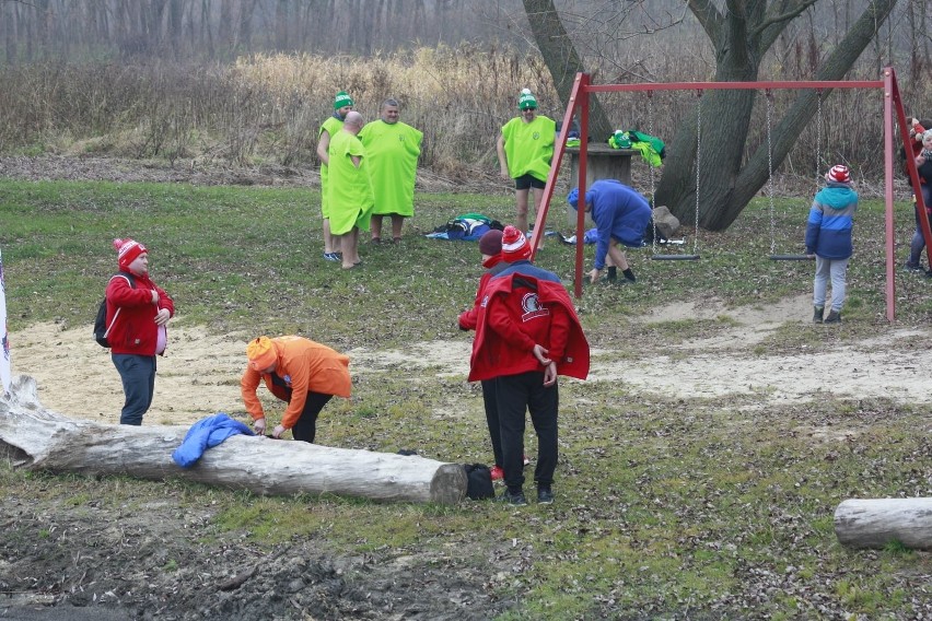 „Lodołamacz” przełamał pierwsze lody! Sprawdź, jak dołączyć do Świdnickiego Klubu Morsa. Zobacz zdjęcia z inauguracji sezonu