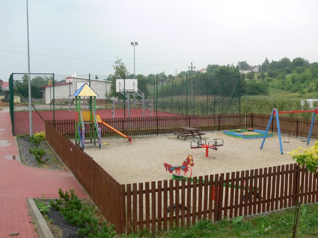 Strefa aktywności działa już w sołectwie Chwałki, gdzie obok placu zabaw wybudowano boisko. i