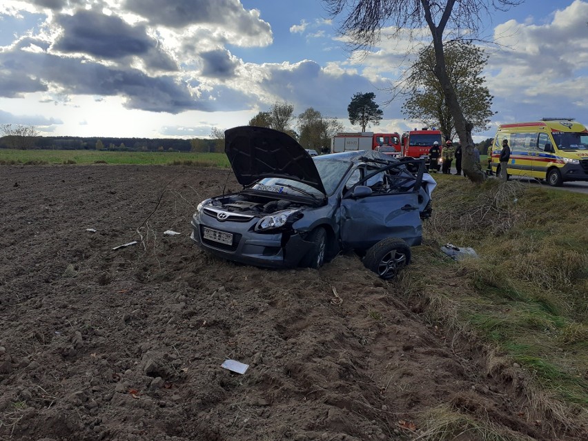 Wincenta. Wypadek na drodze powiatowej. Hyundai uderzył w drzewo. Kierowca ranny [ZDJĘCIA]