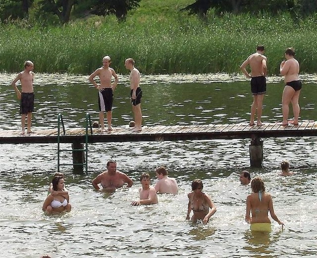 W ciepłe dni nad jeziorami nie brakuje miłośników kąpieli