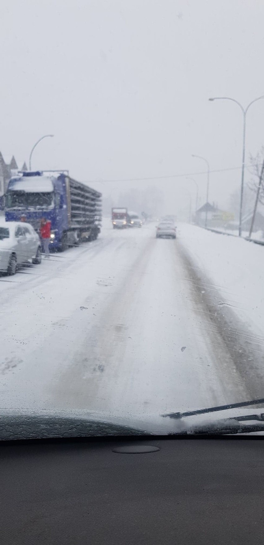 Podhale: Spadł śnieg i na drogach zrobiło się niebezpiecznie. Mamy serię wypadków i kolizji [ZDJĘCIA]