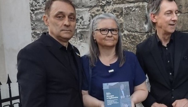 Od lewej Robert Grudzień, Renata Jaszczyk i Maciej Miecznikowski podczas promocji książki.