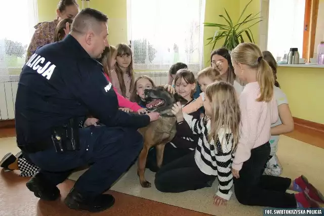 W spotkaniu uczestniczyli między innymi policyjny przewodnik i jego pies