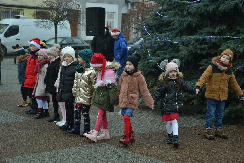 W mikołajki na placu Dekerta w Lipnie najmłodsze dzieci bawiły się super!