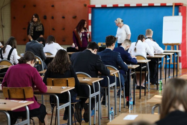 Chociaż egzaminy gimnazjalne dobiegły już końca, nie oznacza to końca nerwów dla dyrektorów szkół. Od poniedziałku rozpoczynają się egzaminy ósmoklasistów, a strajk nauczycieli nadal trwa. Czy tym razem także uda się utworzyć komisje egzaminacyjne? 