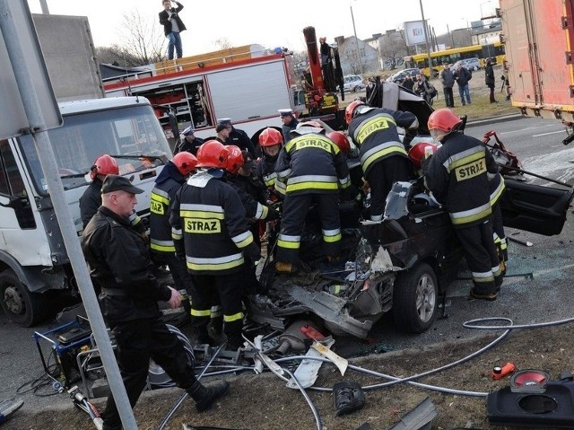 Strażacy wydobyli ze zmiażdżonego  samochodu małą 2,5-letnią Amelię. Dziewczynki nie udało się jedak uratować. Zmarła w szpitalu.