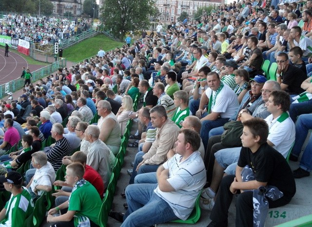 Na mecze piłkarskie w Grudziądzu przychodzą tysiące kibiców.