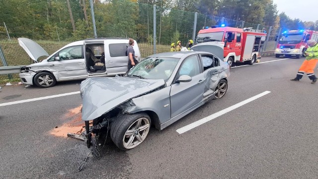 BMW uderzyło w barierki a później w caddy